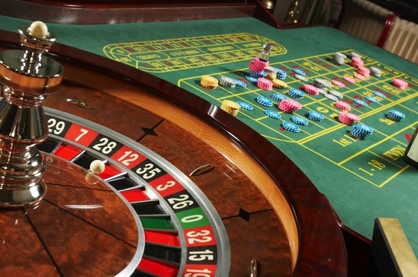 istana8899 live dealer blackjack table displayed on mobile phone with low-data streaming indicator